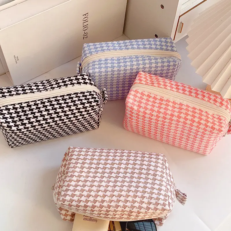 durable-polyester-fabric-houndstooth-texture