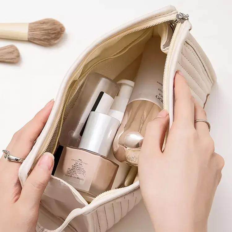 gift-set-cosmetic-clutch-for-holiday-promotions