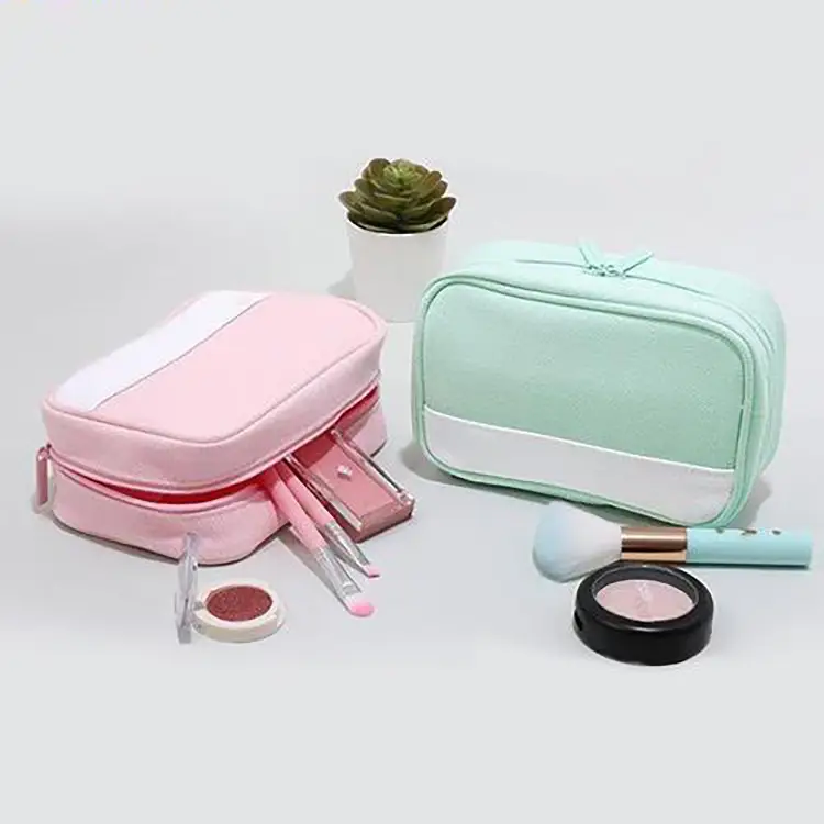 lifestyle-scene-travel-handbag-makeup-organizer