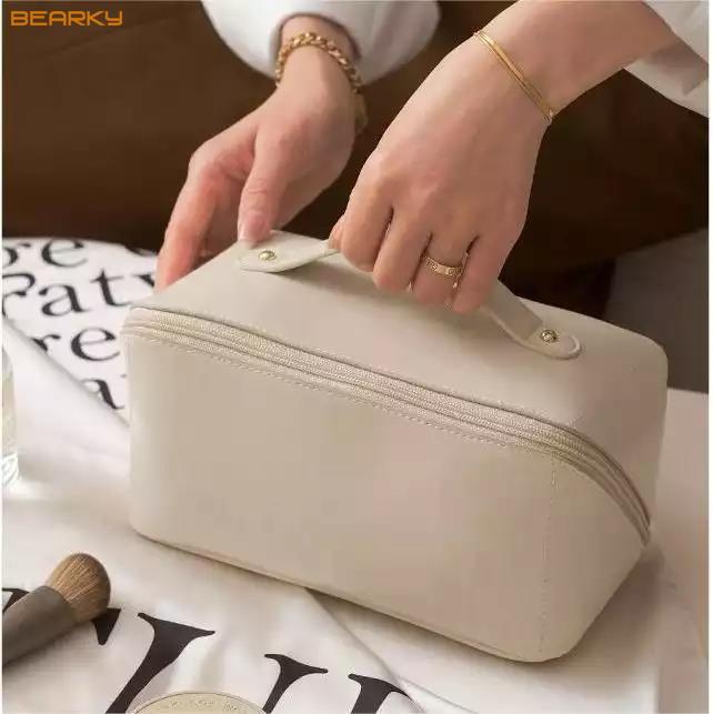 What are the types of cosmetic bags?