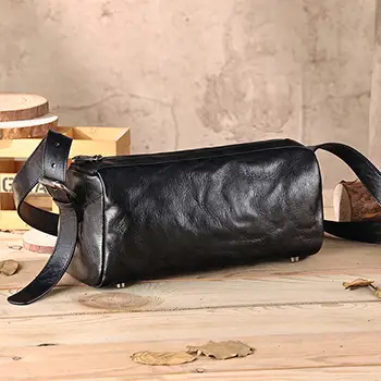 Black Leather Men’s Crossbody Bag with Adjustable Strap and Reinforced Base